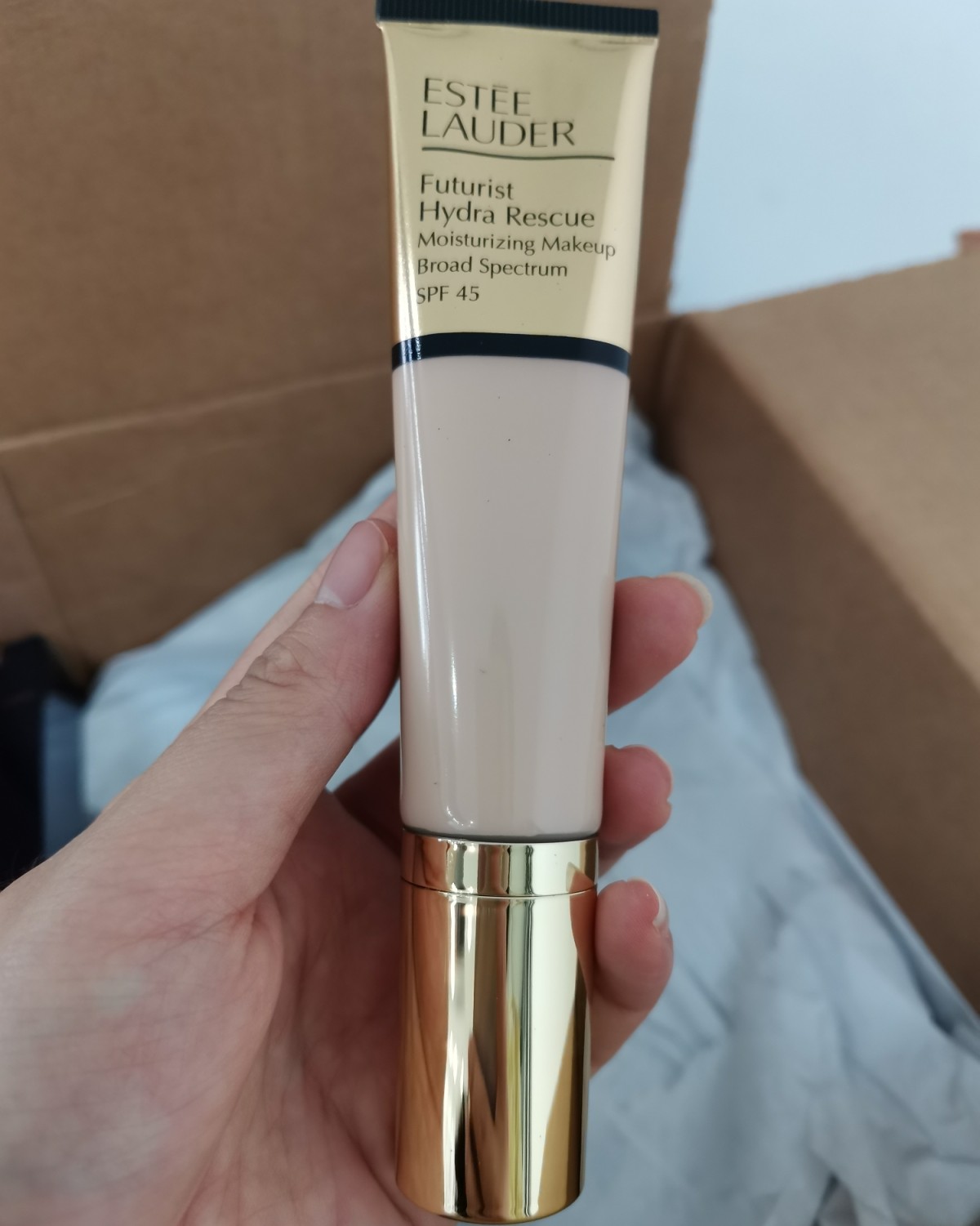 粉底用完了，一直惦记买雅诗兰黛沁水粉底，4月份看到万事达**