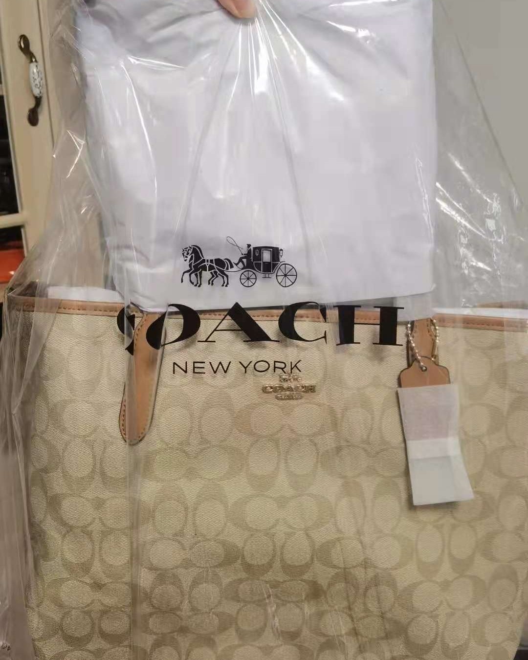 历经一个多月，Coach 奶茶tote总算收到了，在奥莱上买