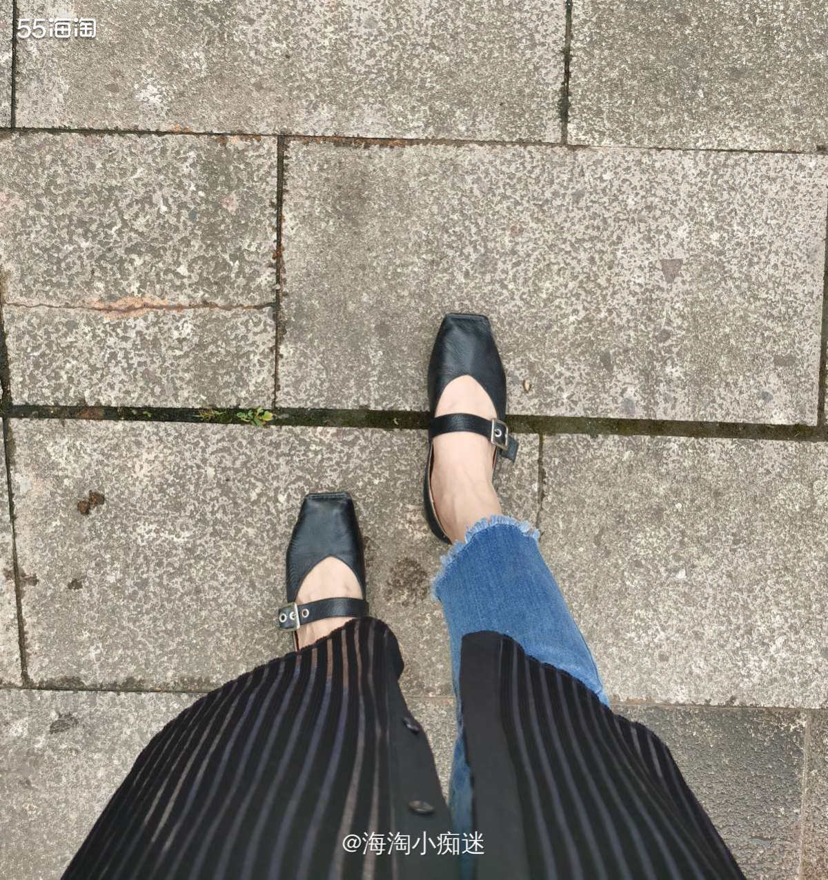 这款鞋是在熟人店里买的，，特别软，200元不到，穿了2年了。
