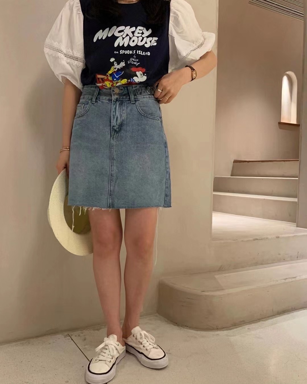 今天穿的是一件米老鼠的T+牛仔裙+白色帆布鞋  T是米老鼠图