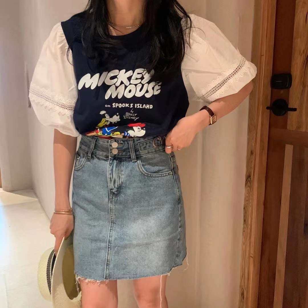 今天穿的是一件米老鼠的T+牛仔裙+白色帆布鞋  T是米老鼠图
