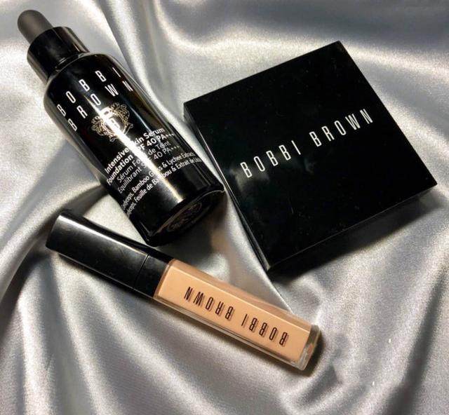 Bobbi的这款眉粉是真的非常好用，虽然它比较冷门。里面有两