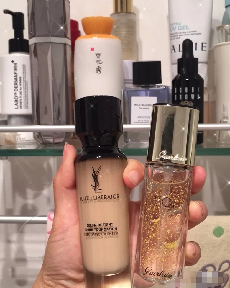 Ysl的这款逆龄粉底液官方说适合混干皮，但我的皮肤还没有那么