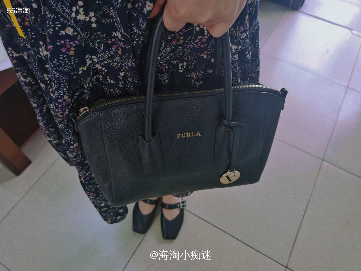这款Furla饺子包女包斜挎包手提包是在佛罗伦萨小镇买的，折