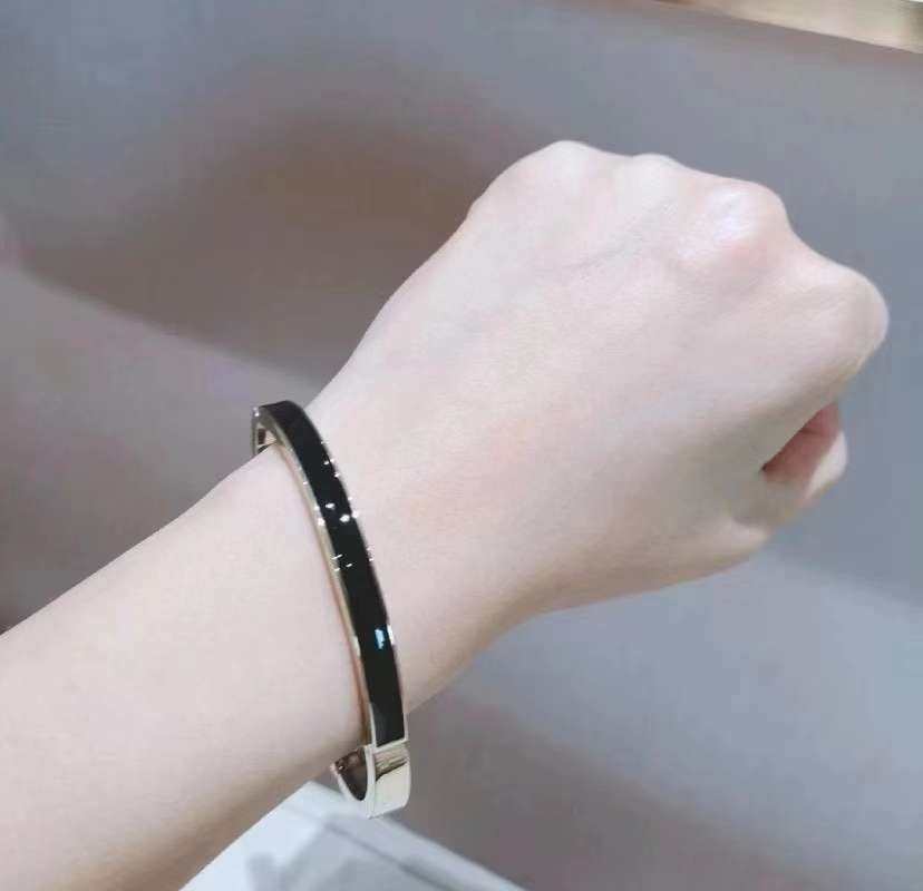 anne klein惊人超值手表四件套  表盘为黑色光泽款，