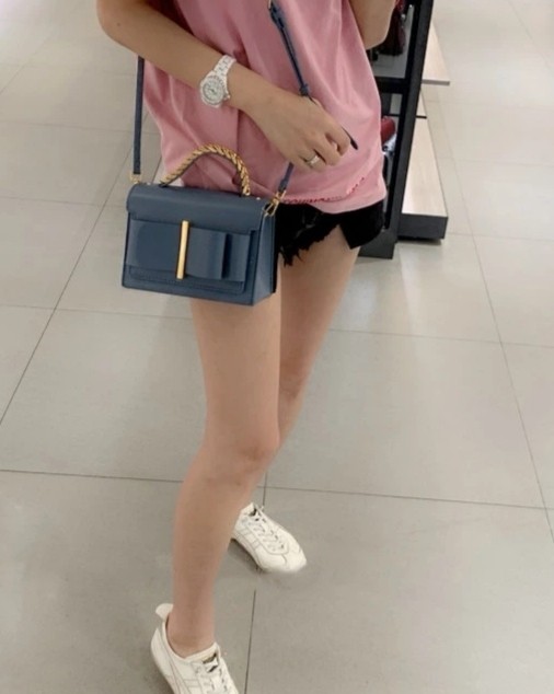 小CK是Charles Keith的缩写，专门卖服饰和鞋包的