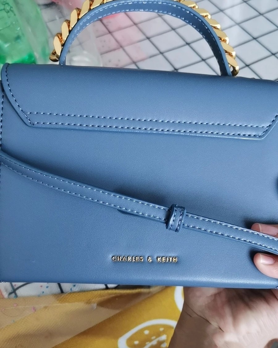 小CK是Charles Keith的缩写，专门卖服饰和鞋包的