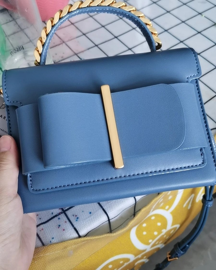 小CK是Charles Keith的缩写，专门卖服饰和鞋包的