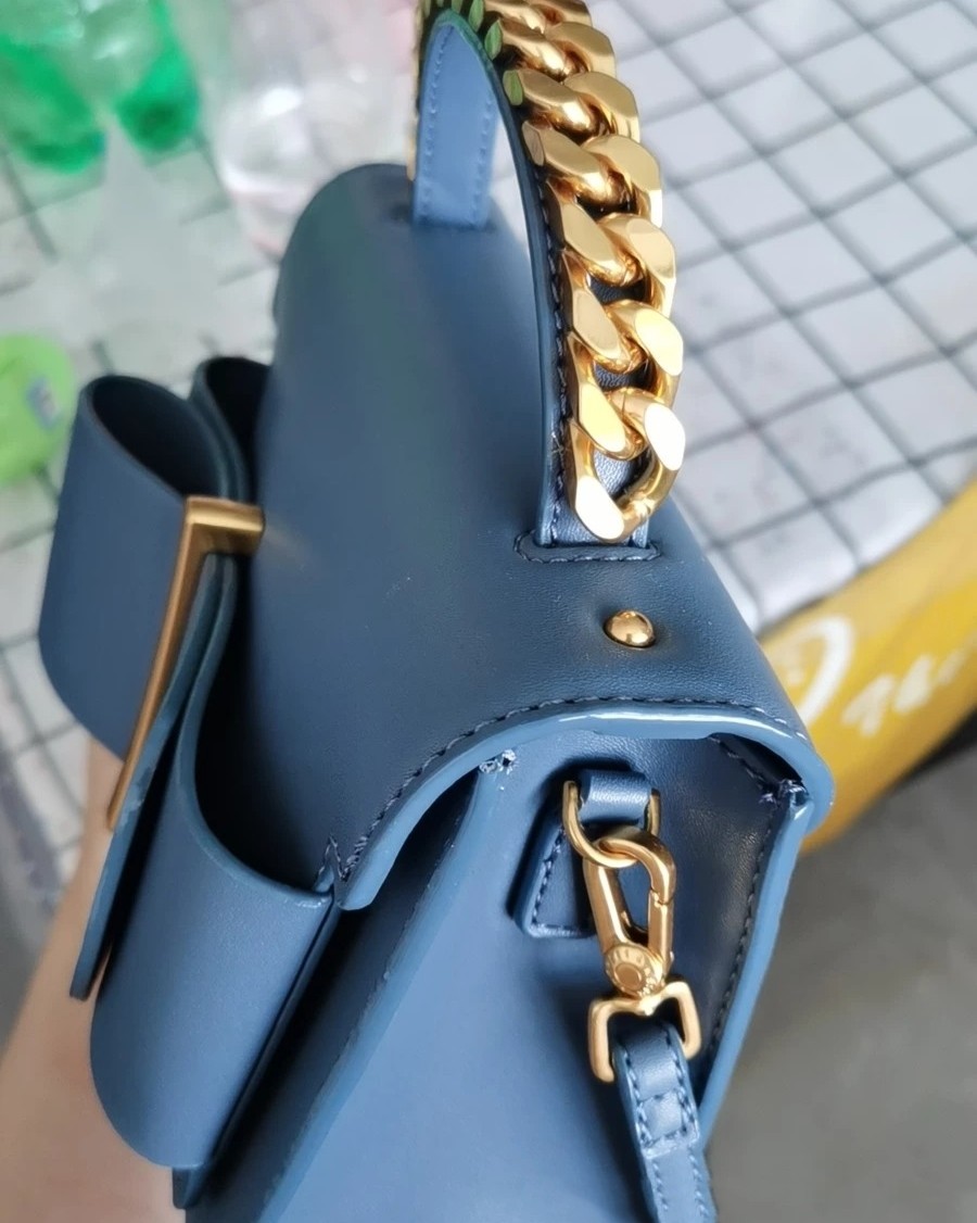 小CK是Charles Keith的缩写，专门卖服饰和鞋包的