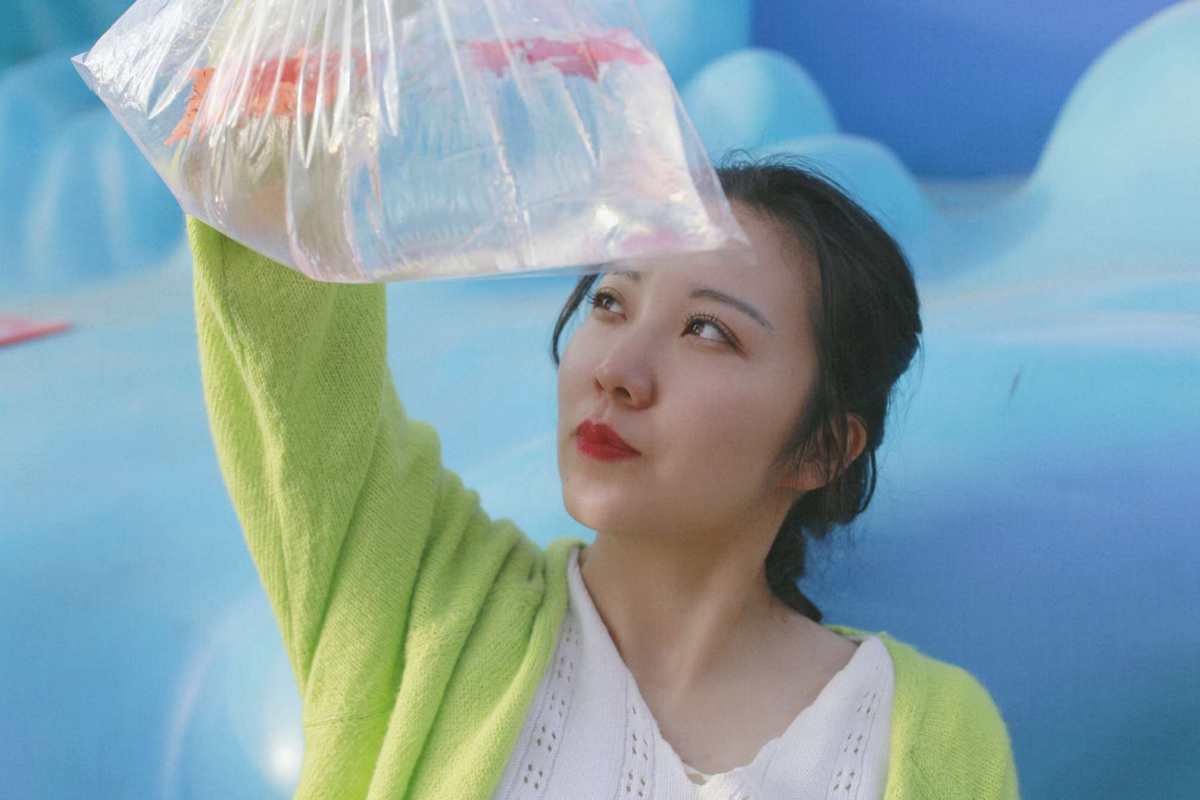 这次的穿搭灵感来自迪丽热巴快乐大本营的造型，其实荧光绿是个很