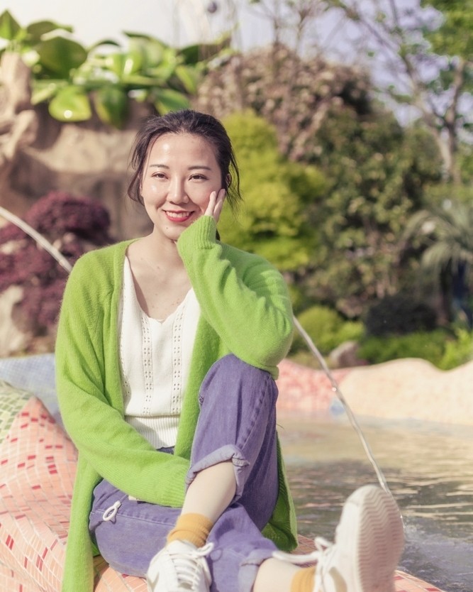 这次的穿搭灵感来自迪丽热巴快乐大本营的造型，其实荧光绿是个很