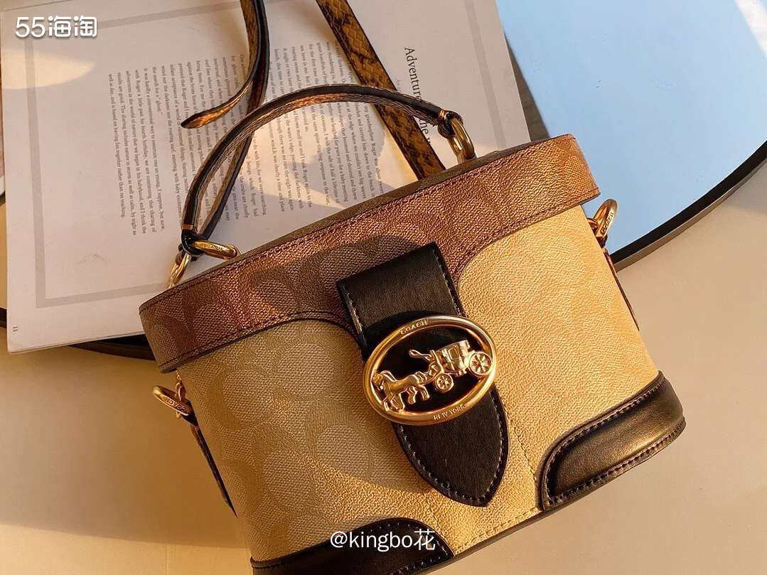 ▶️一包难求的蔻驰马车盒子包，海外购就有！冲！  ▶️这款盒