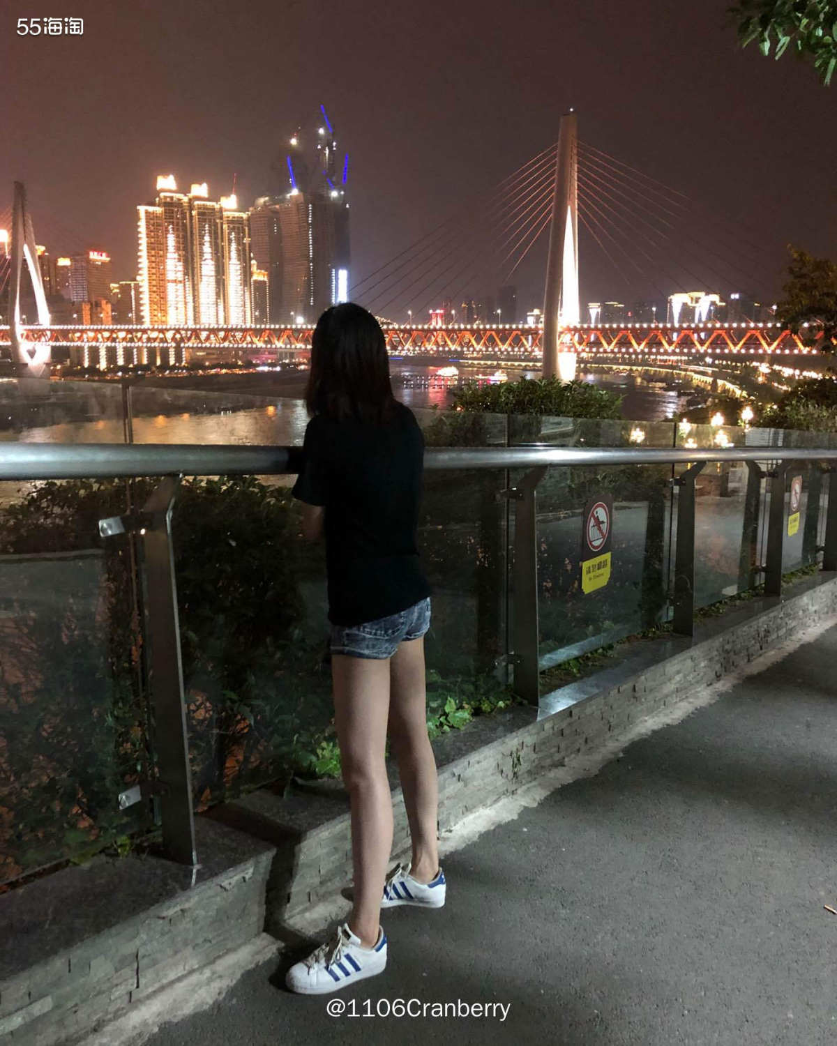 🌟到达重庆的第一天，☀️挺大，穿着小🩳，去坐了缆车  �