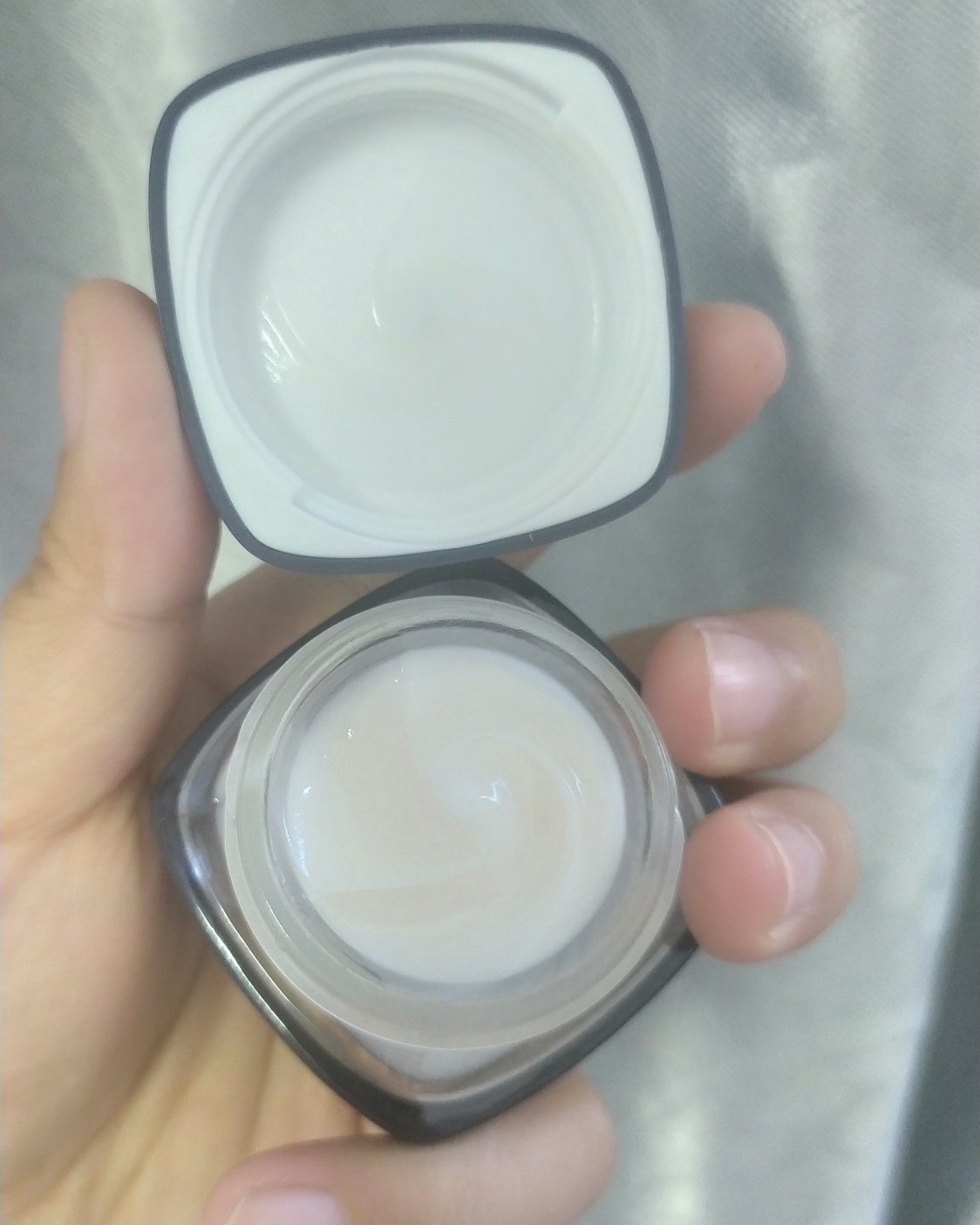 说起基础面霜，欧莱雅家的零点霜是一定要**的。这是一款基础保