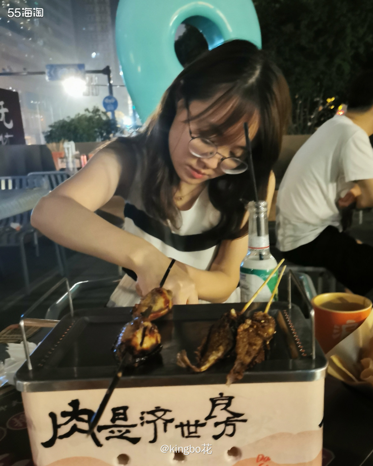 今日出门，天气太热啦。  夏天最喜欢穿连衣裙～方便，舒服～ 