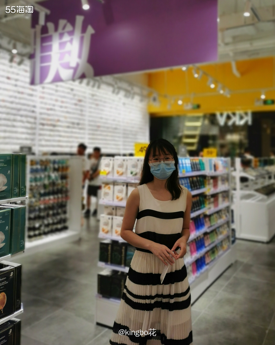今日出门，天气太热啦。  夏天最喜欢穿连衣裙～方便，舒服～ 