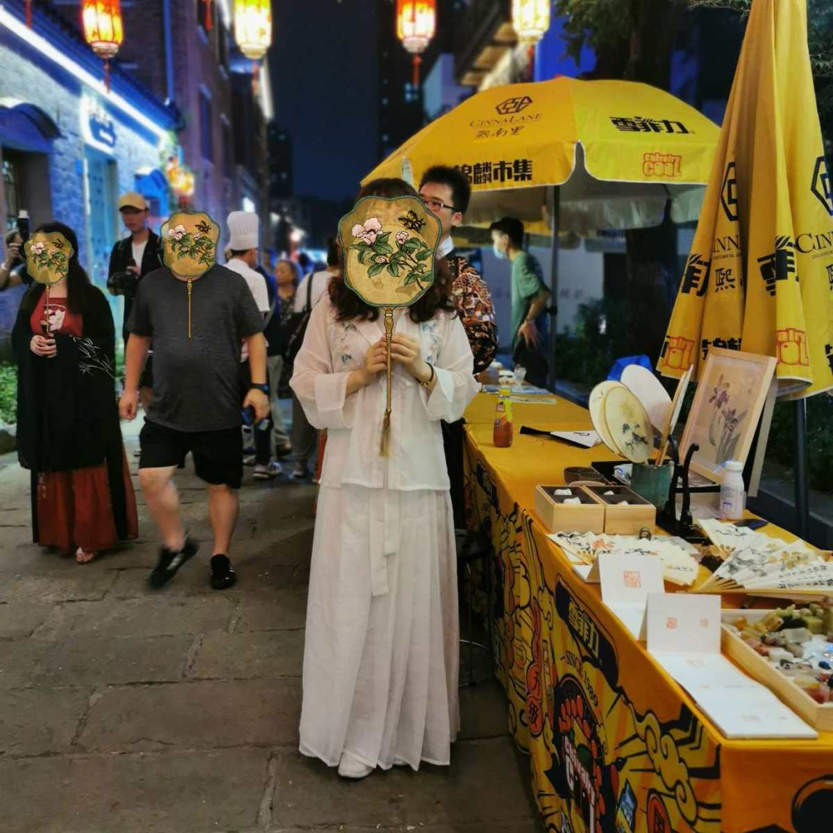 青石长阶，岁月折叠。 油纸薄伞，如花美眷。 今夜属于传承，属