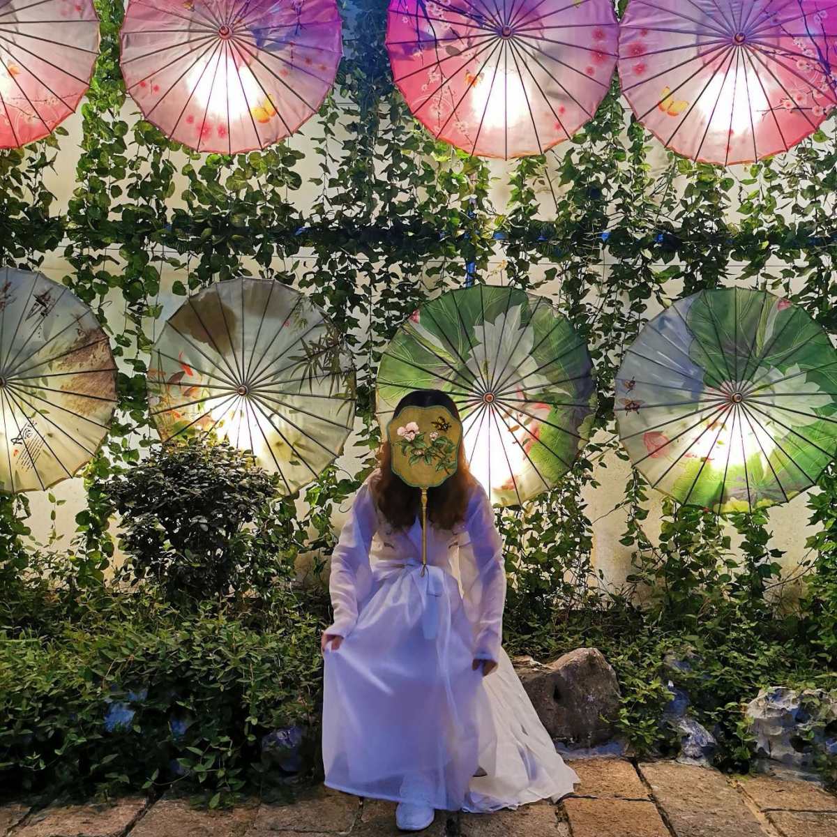 青石长阶，岁月折叠。 油纸薄伞，如花美眷。 今夜属于传承，属