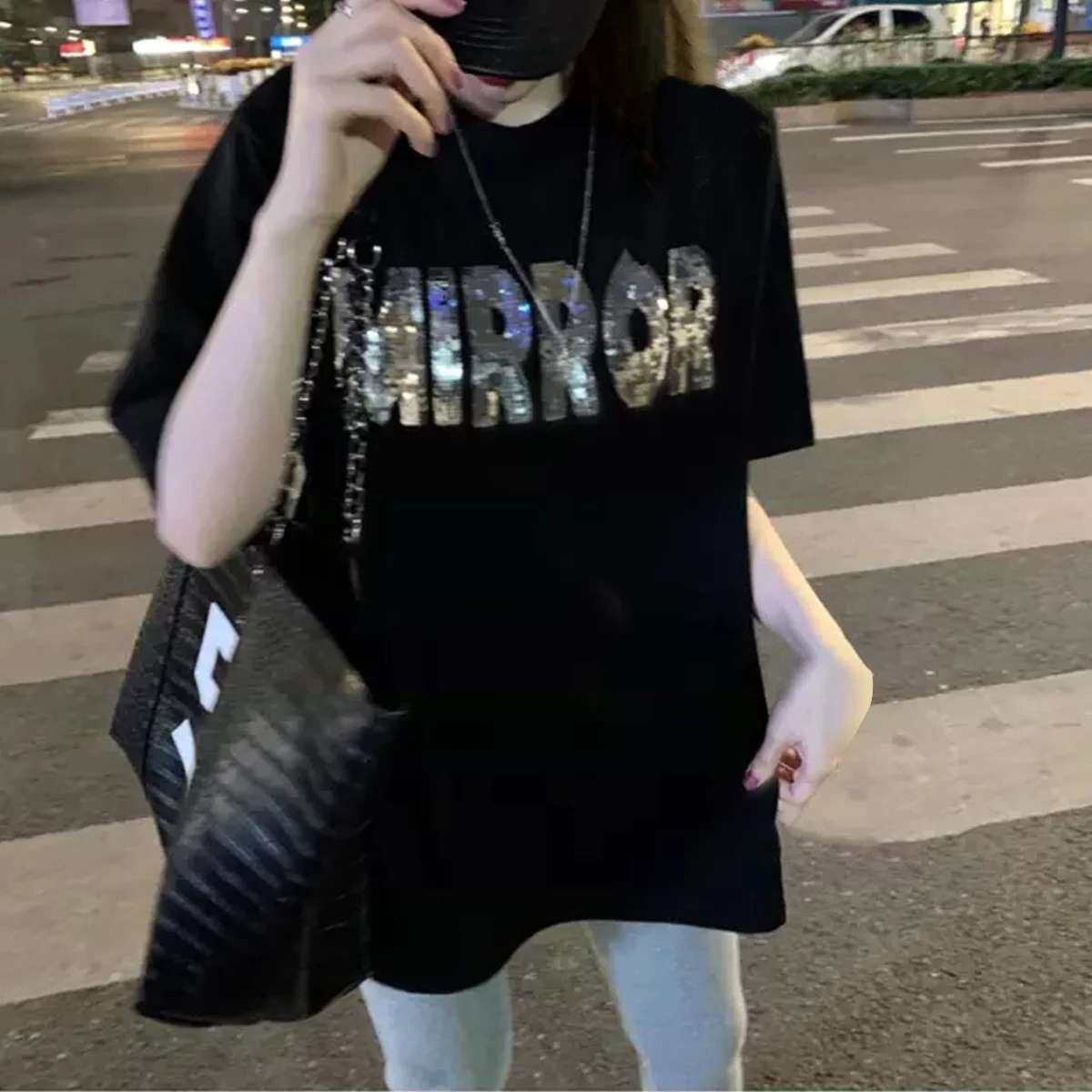 今天dandan要**的是银色亮片字母黑色T恤 这个衣服模特