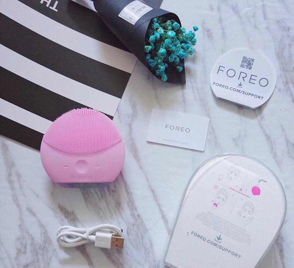 露娜是一款美容护肤仪器，通过全身温和柔软的硅胶材质传导不同程