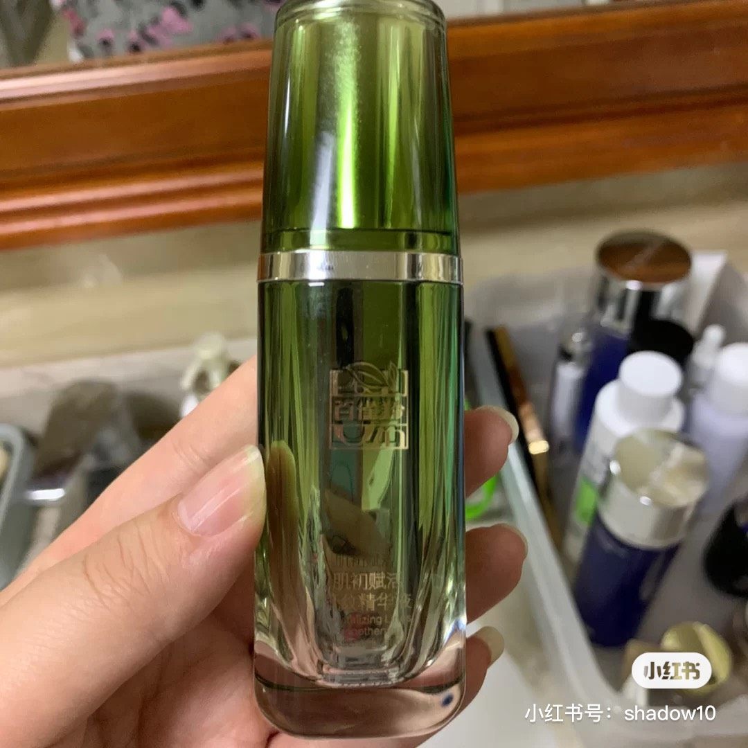 🌟这款百雀羚的精华，是和百雀羚的面膜连接一起的，然后也是我