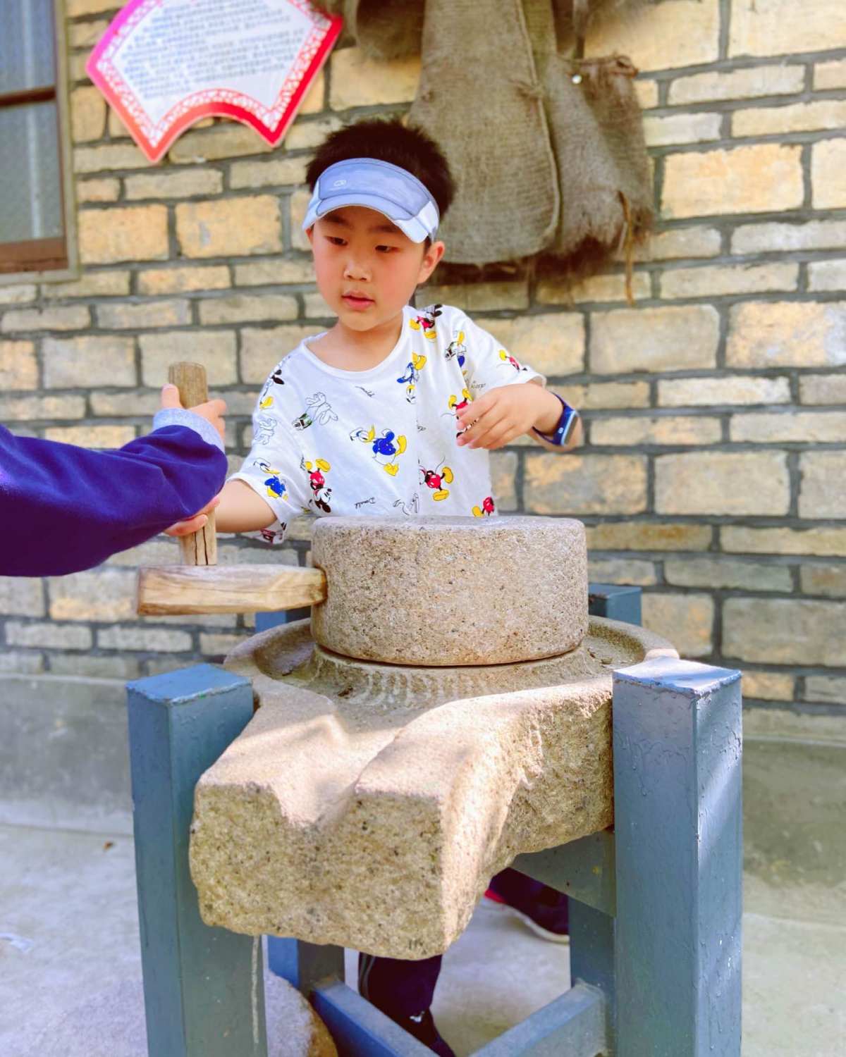 天气热了 一般出门都会戴帽子 还好娃儿很有帽相 戴帽子不会难