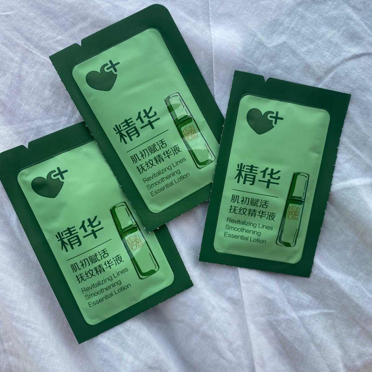 🌟这款百雀羚的精华，是和百雀羚的面膜连接一起的，然后也是我