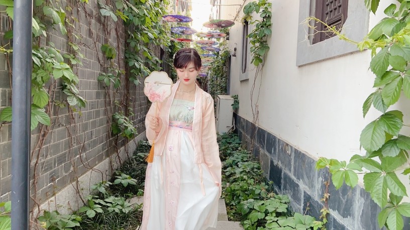 喜欢汉服的一天，团扇苏州秀美，汉服实体店买的一套