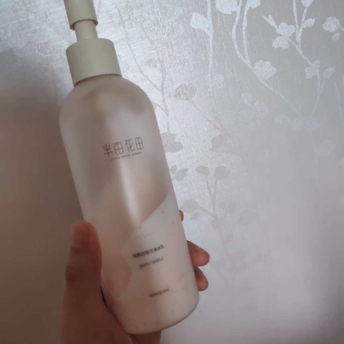 单从价格方面来说，确实很便宜，讲道理，她家我就用过一瓶，但是