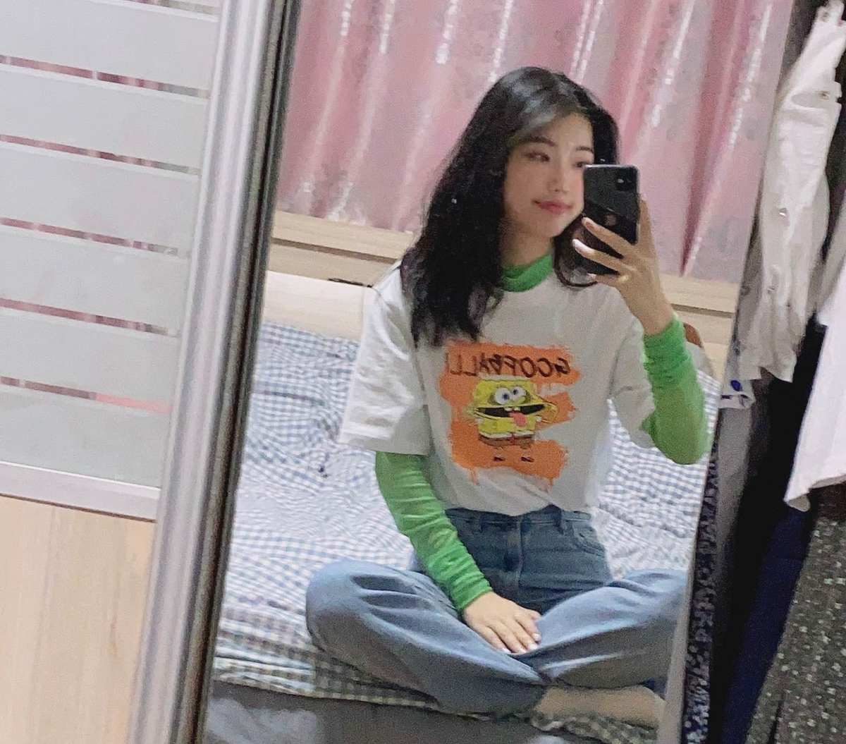👕：SPAO海绵宝宝联名款 👗：绿色打底衫（卢浮） 👖