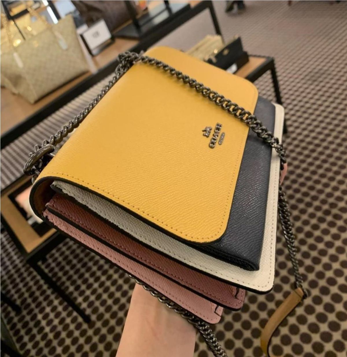 ☘️**物品：Coach 蔻驰女式Klare斜挎包拼色和十字