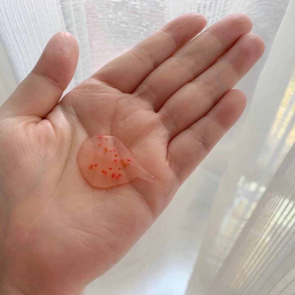 对于背部和胸前容易长粉刺和痘痘的姐妹来说，夏天真的很苦恼，一