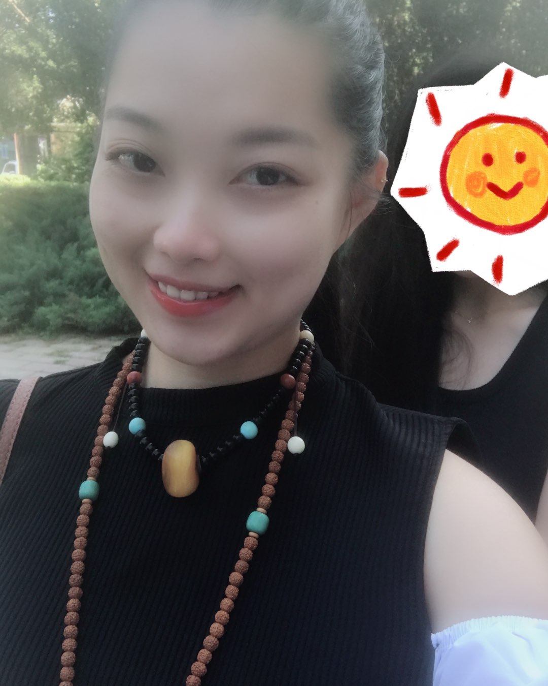 出去做头发去了，穿得简单一点，就一件裙子，黑色裙子漏肩白色袖