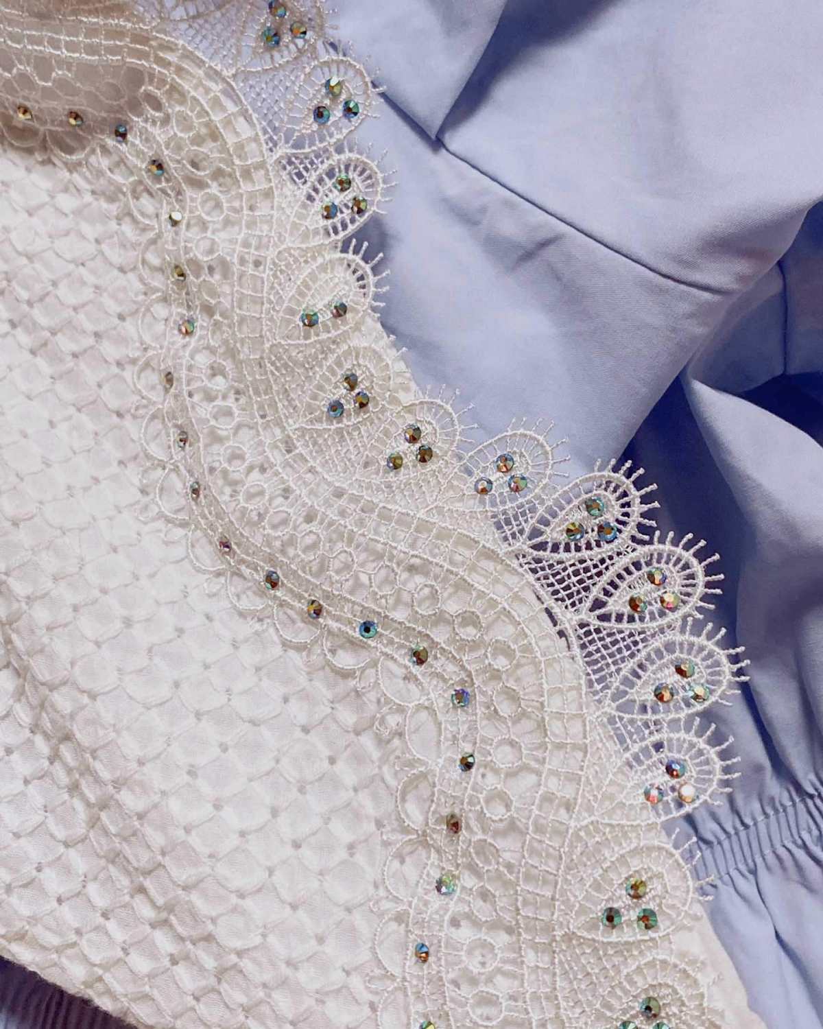 👕：蝴蝶领泡泡袖上衣 👖：黑色高腰西装裤  女生的衣服真