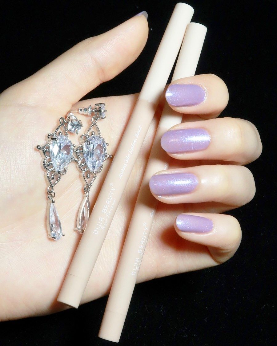 DIJIA的腮红给我留下了很深的印象，巨大一块，还很便宜。看