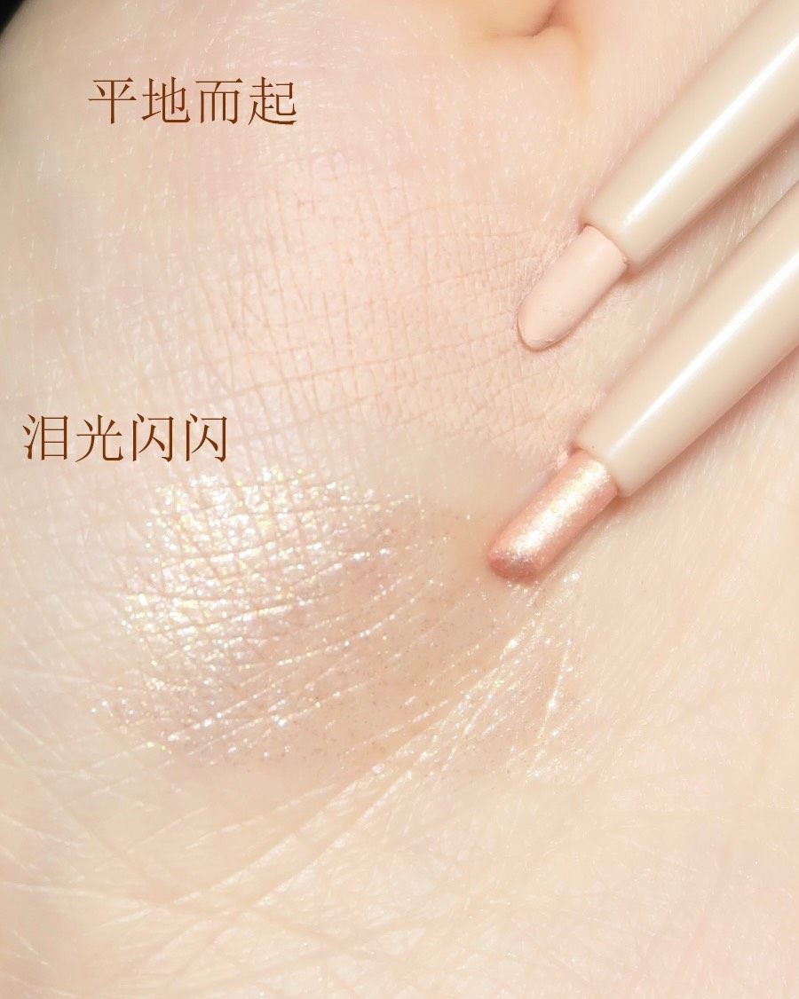 DIJIA的腮红给我留下了很深的印象，巨大一块，还很便宜。看