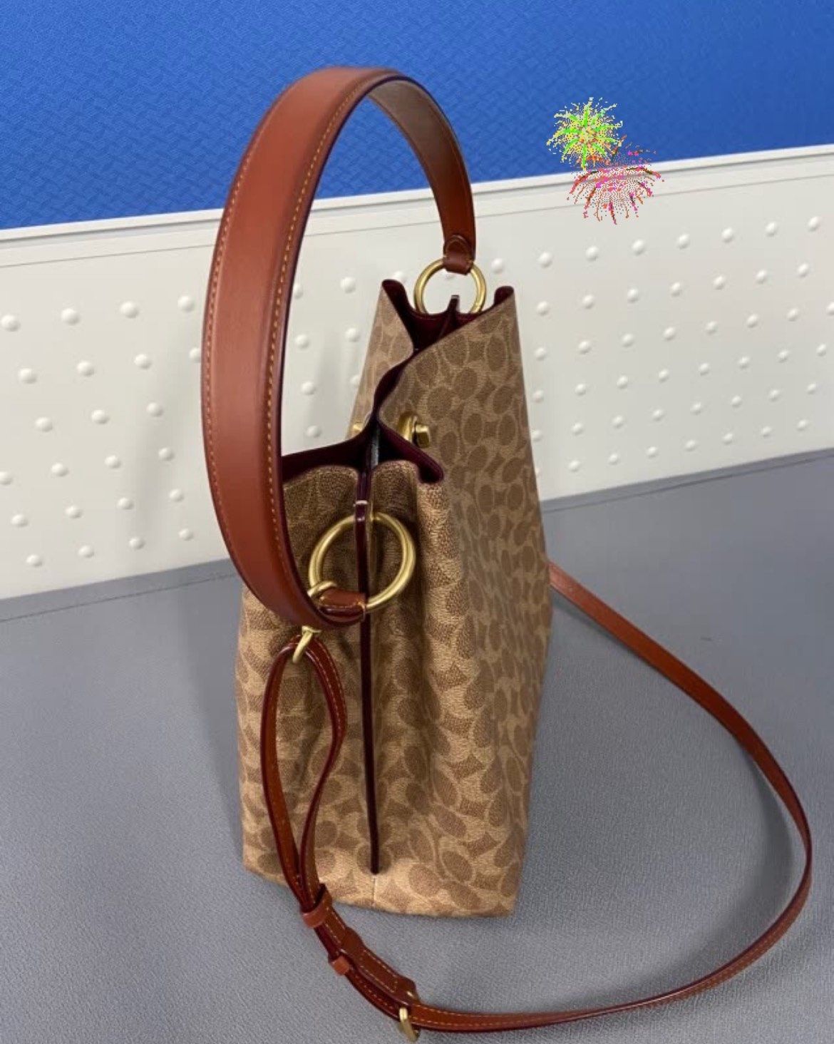 coach蔻驰中号水桶包，容量很大，上身好看 设计很用心，�