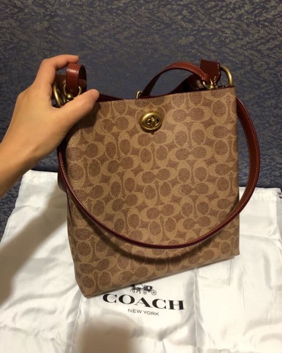 coach蔻驰中号水桶包，容量很大，上身好看 设计很用心，�