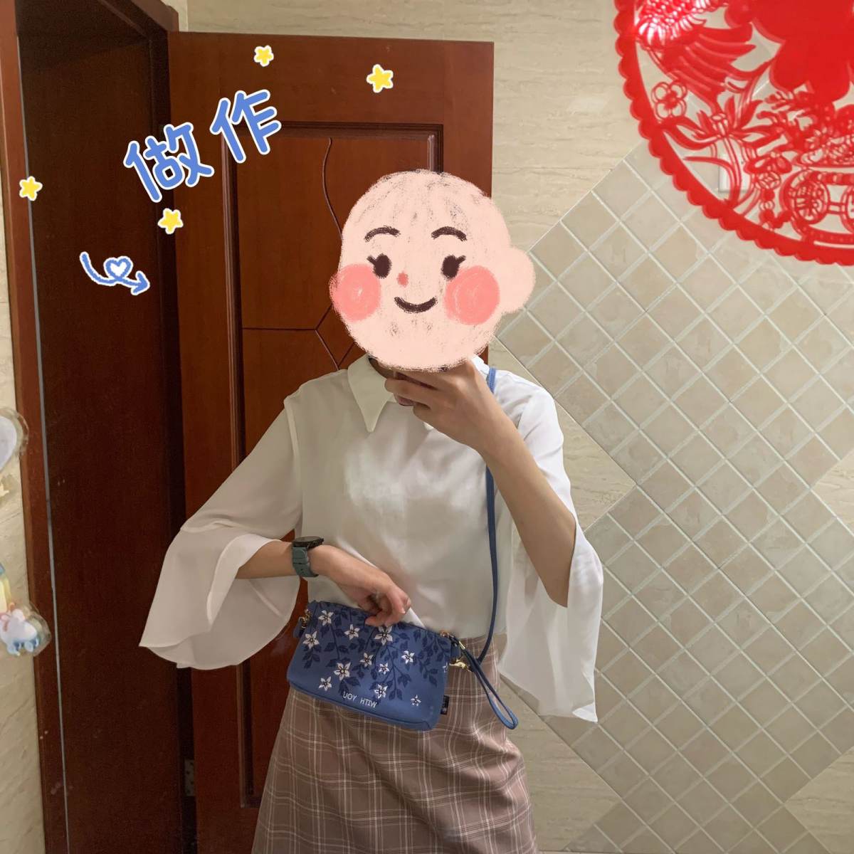 上衣：有几个小亮点👀，荷叶袖和小领子，背后还有一个小心机没