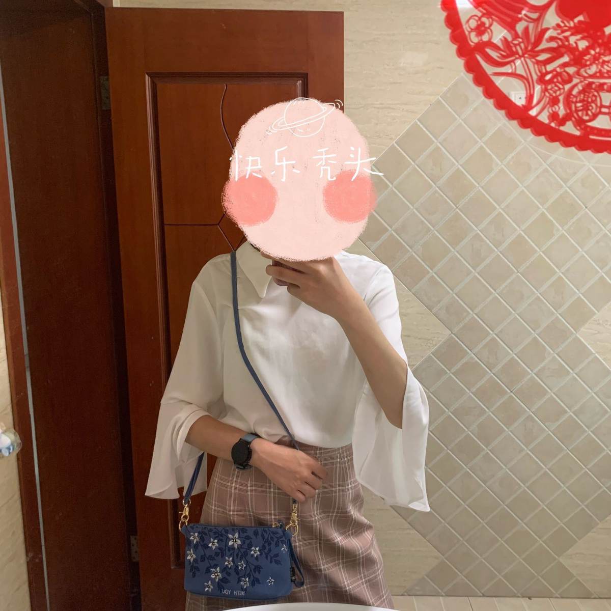 上衣：有几个小亮点👀，荷叶袖和小领子，背后还有一个小心机没