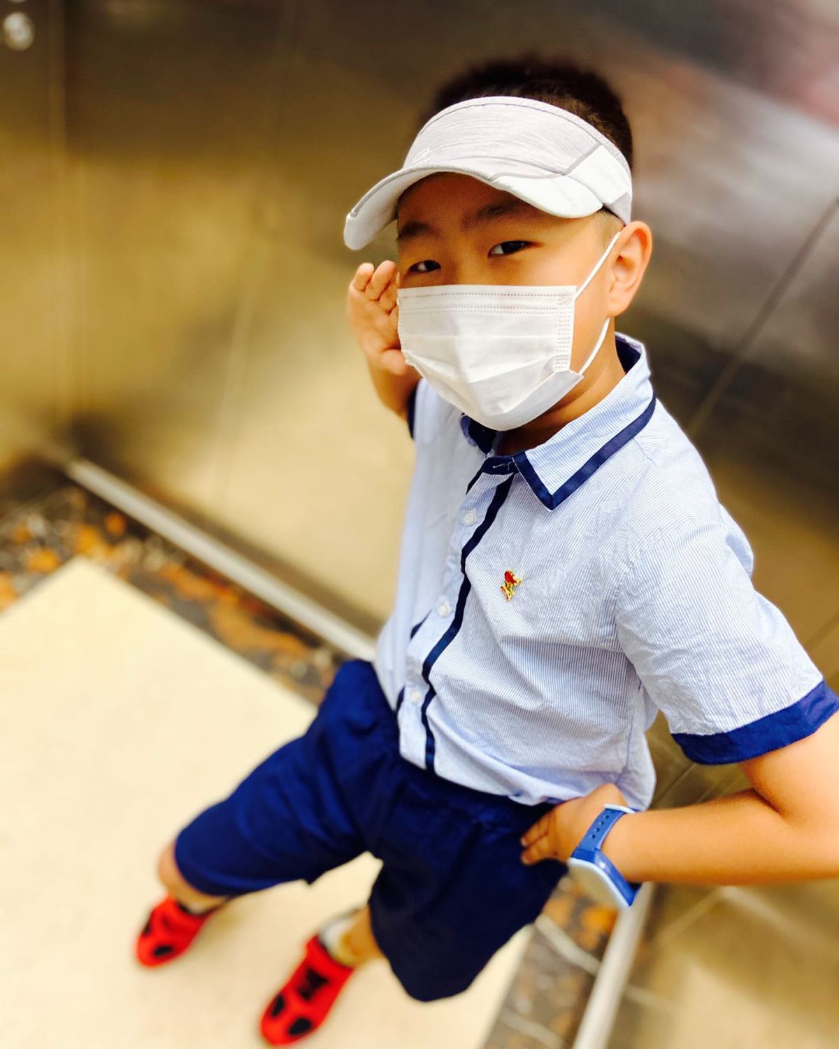 除了校服之外 还会给宝宝买两套班服 这是其中的一套 比较薄的
