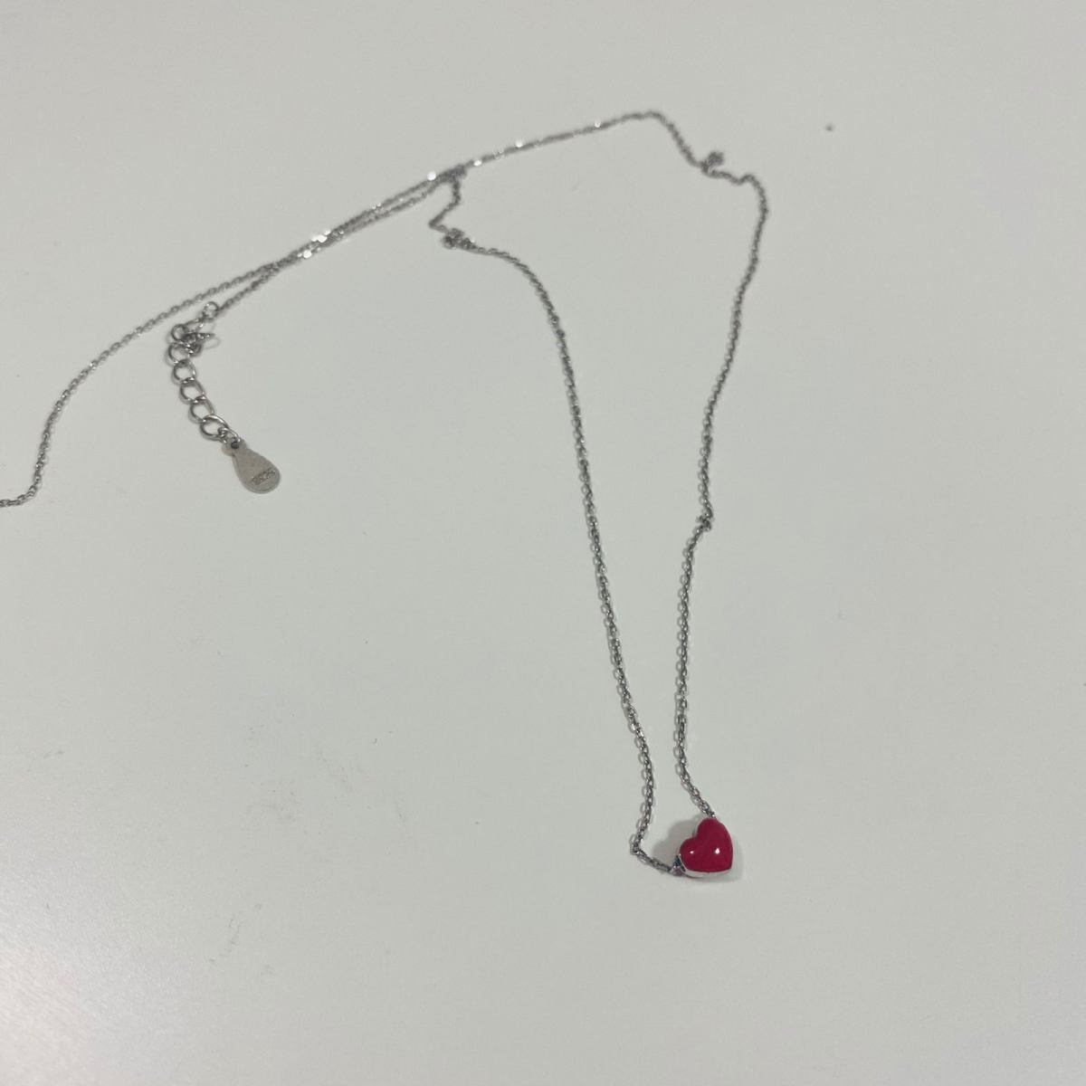 这个项链是上家公司离职的时候同事送的离职礼物，样式雷同前几年