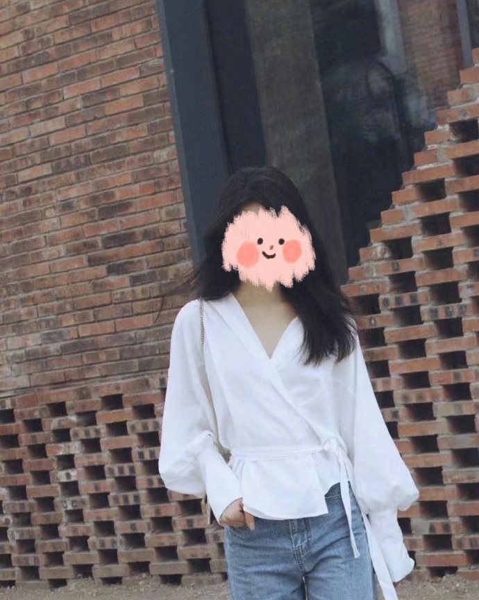 今天是一身很随意的穿搭。 牛仔裤👖搭配白色上衣。 我比较喜