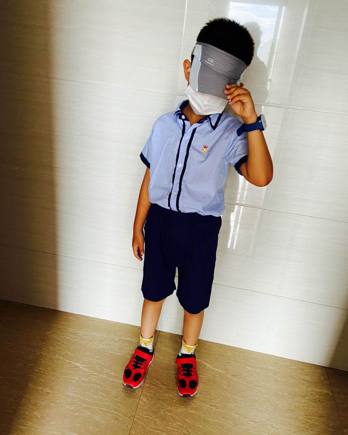除了校服之外 还会给宝宝买两套班服 这是其中的一套 比较薄的