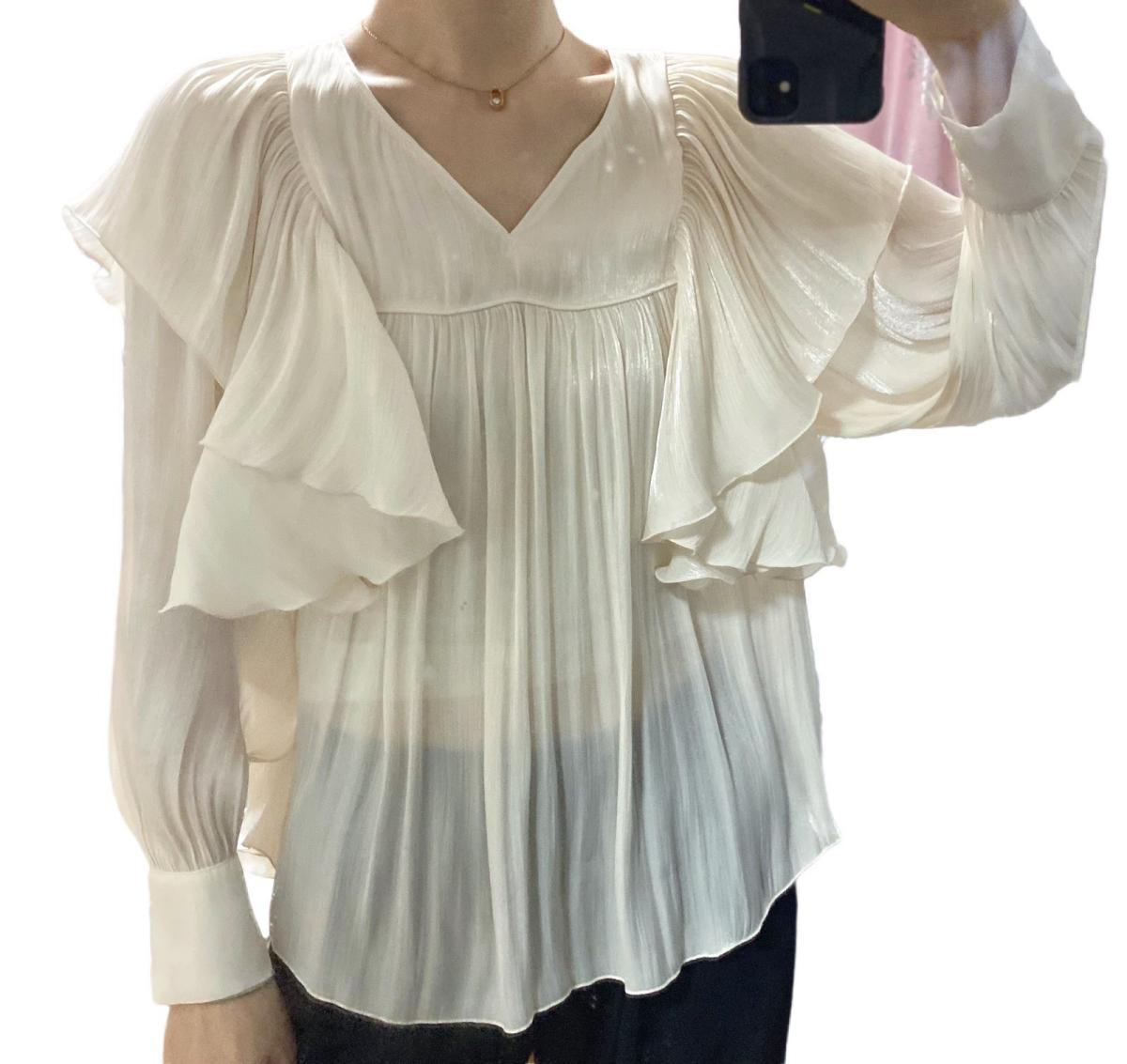 👕：缎面荷叶边长袖 👖：黑色高腰西裤  很少穿这种轻熟气