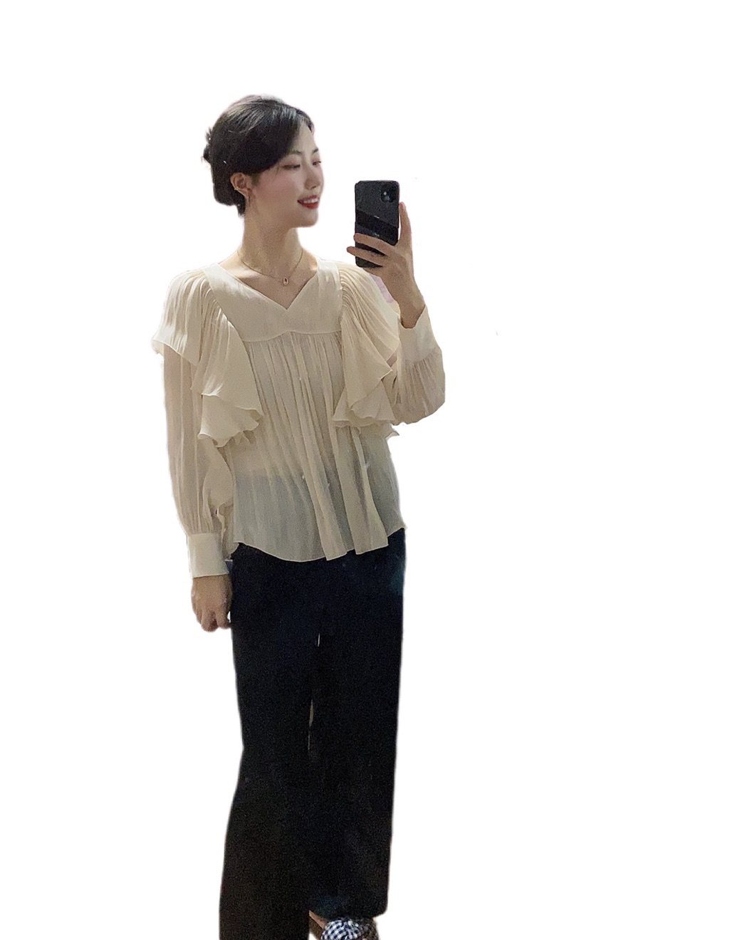 👕：缎面荷叶边长袖 👖：黑色高腰西裤  很少穿这种轻熟气