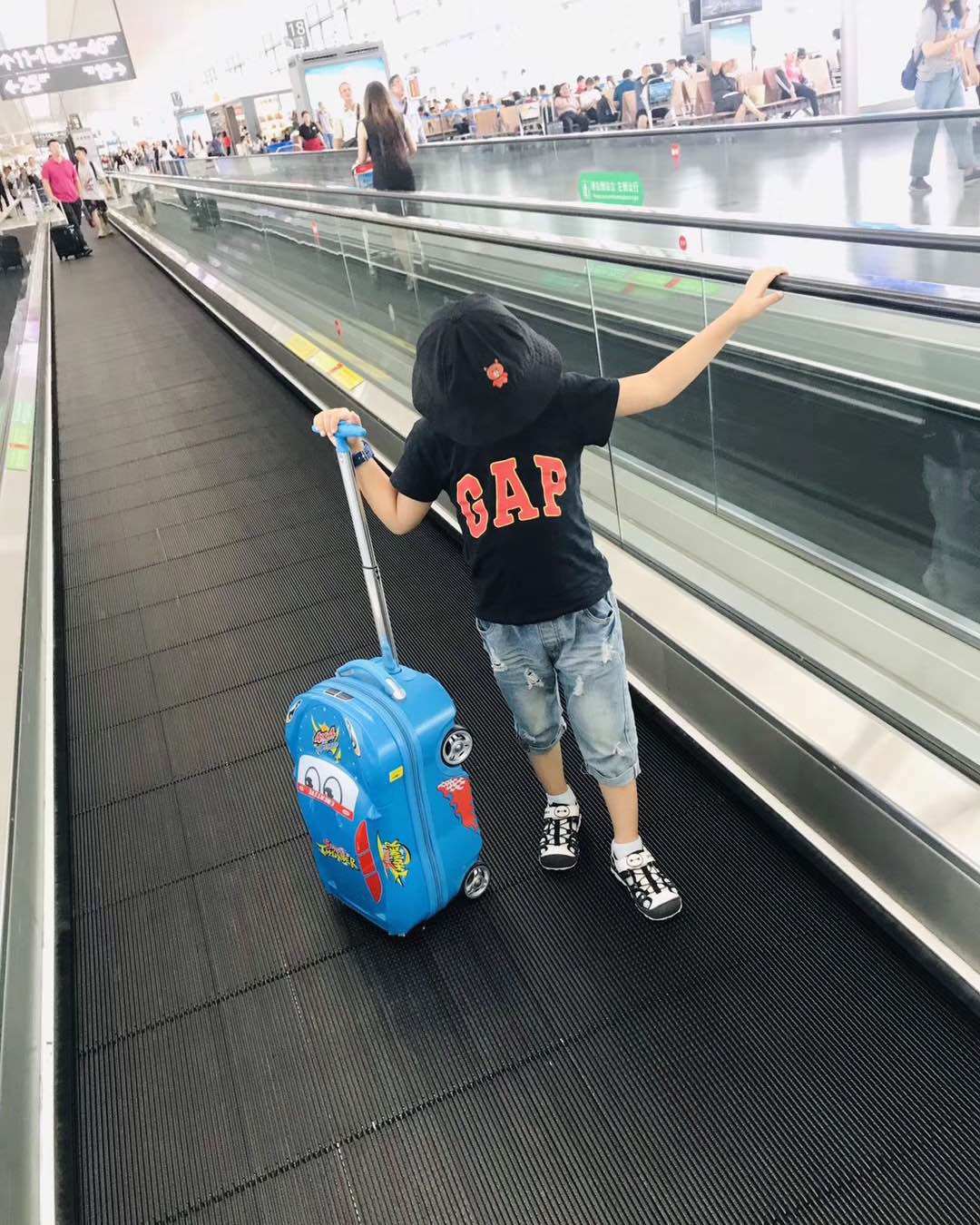 除了校服之外 还会给宝宝买两套班服 这是其中的一套 比较薄的