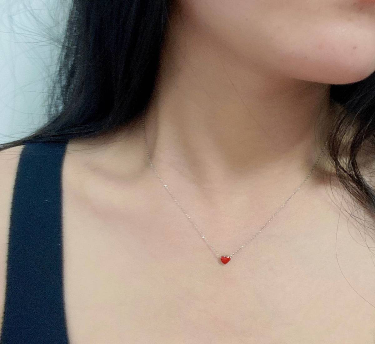 这个项链是上家公司离职的时候同事送的离职礼物，样式雷同前几年