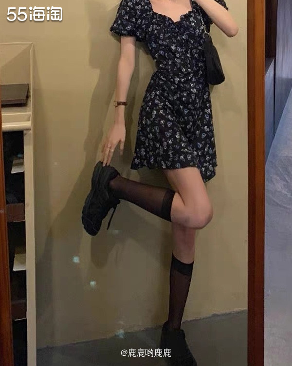 . 👗 夏天还是穿小裙子比较凉爽，但是胖了不少，以前都是穿