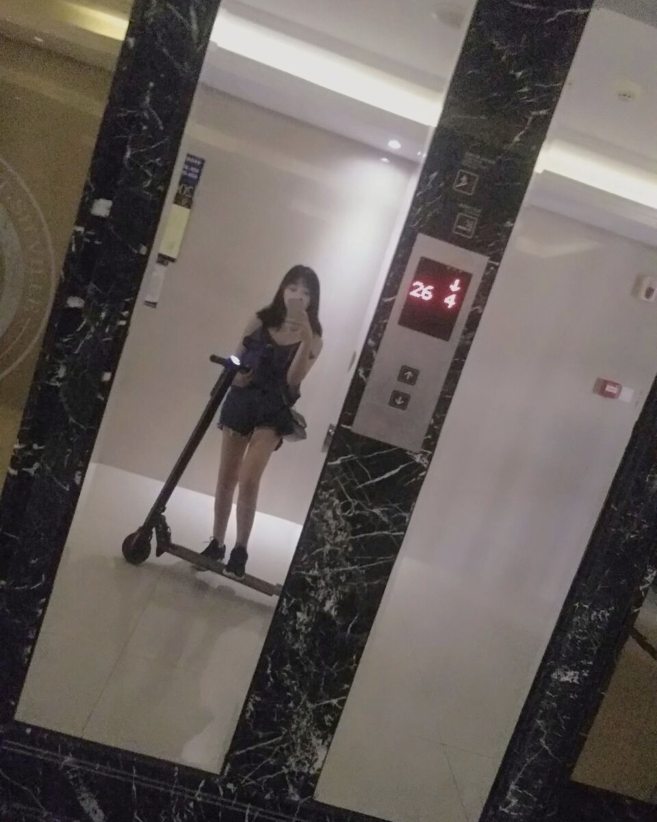 夏日必不可少小吊带和短裤， 上衣面料类似雪纺，也是非常凉快了